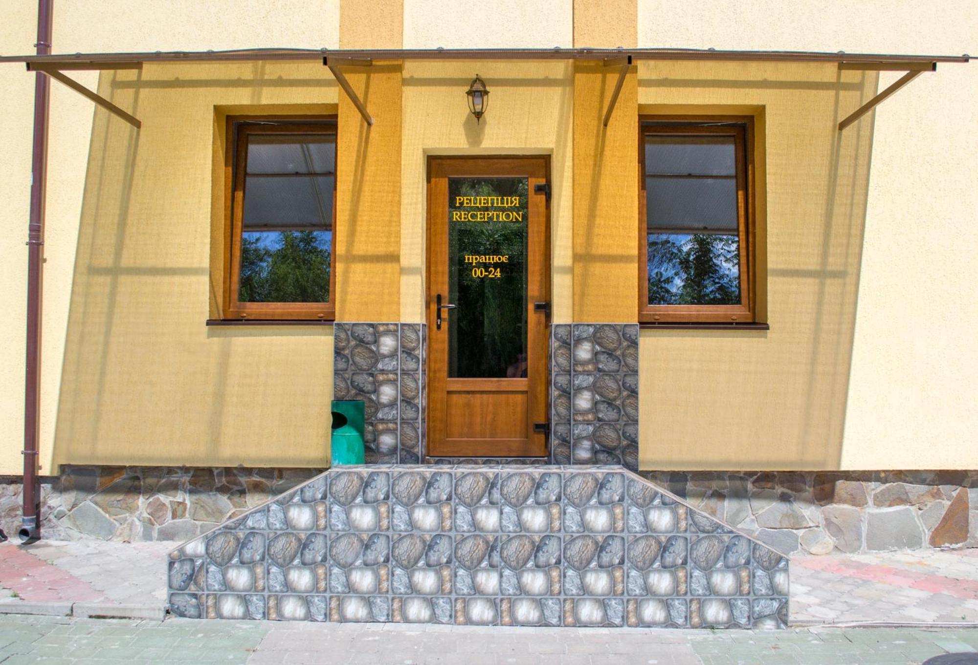 Каприз Hotell Kamjanets-Podilskyj Exteriör bild