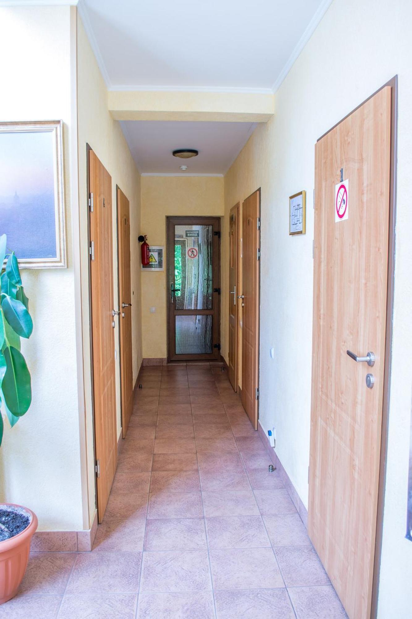 Каприз Hotell Kamjanets-Podilskyj Exteriör bild