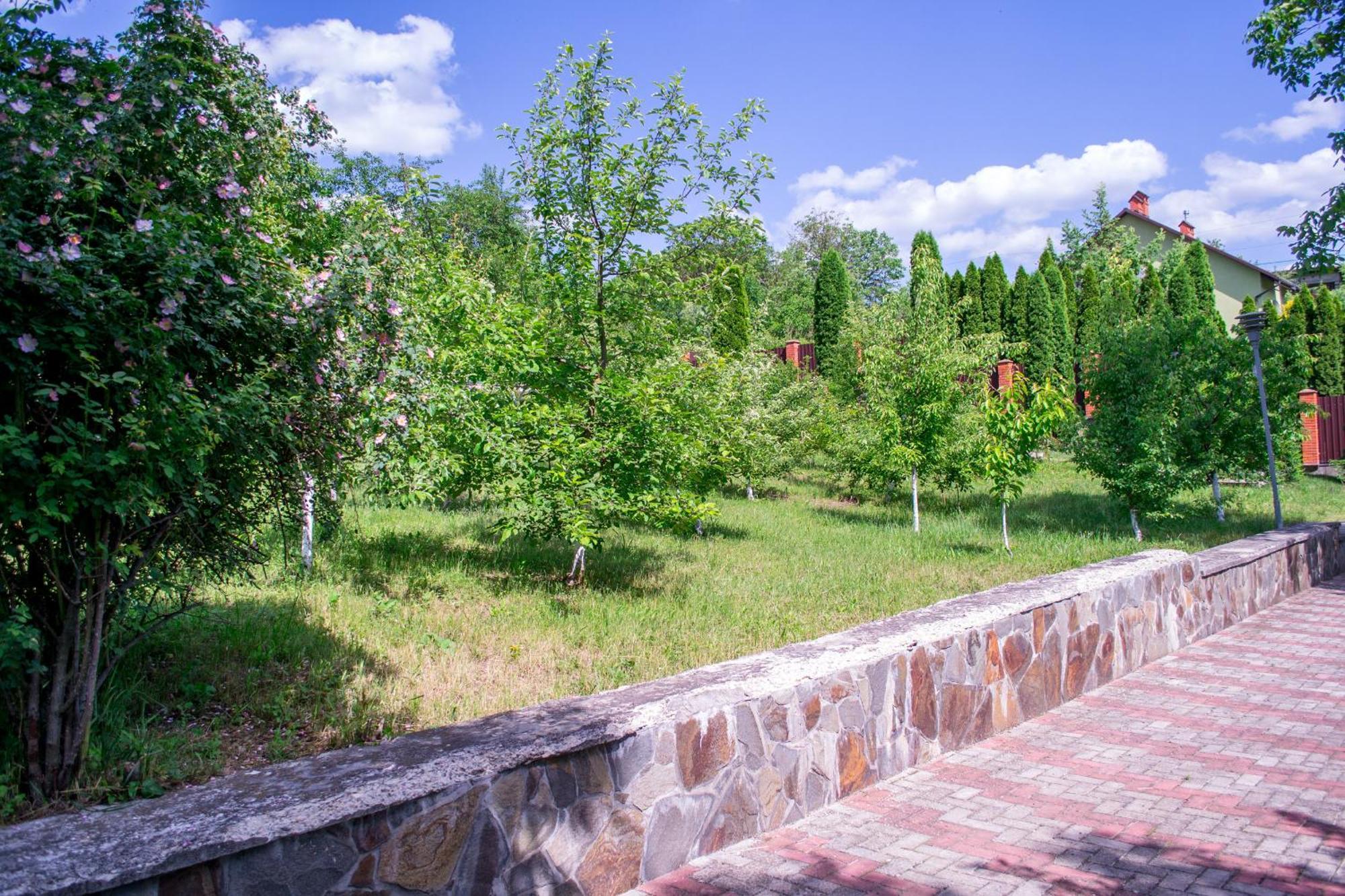 Каприз Hotell Kamjanets-Podilskyj Exteriör bild